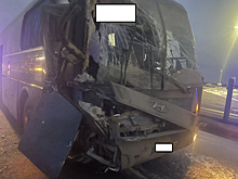 Под Самарой рейсовый автобус снес с трассы большегруз