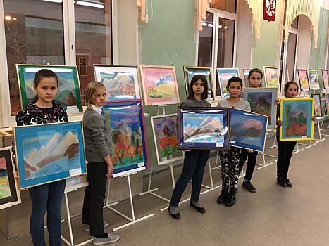 Воспитанники изостудий школы № 1534 представили свои работы на выставке «Лучше гор только горы»