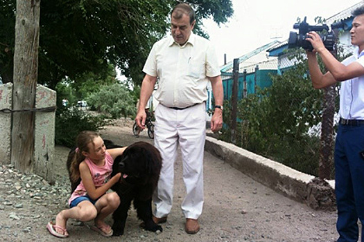 Путин подарил киргизской школьнице щенка