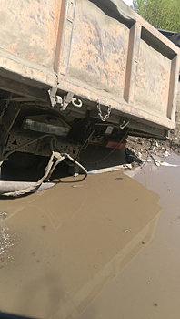 КАМАЗ провалился под землю возле кузбасской школы