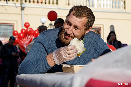 Всем «ВкуснО»: Центральный рынок накормил сотню волгоградцев сочными стейками и блинами