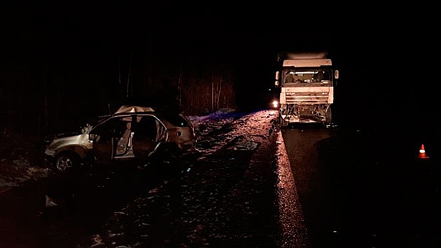 Есть погибшие: легковушка столкнулась с грузовиком в Иркутской области 