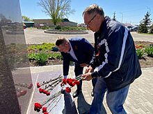 Панков с жителями Воскресенского района возложил цветы к мемориалу Василия Клочкова