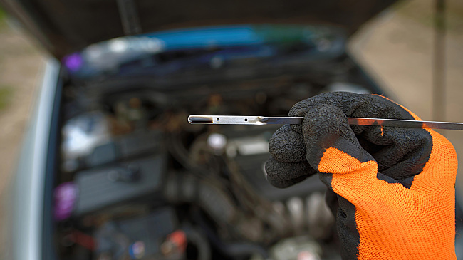 Не знают даже опытные водители: вот зачем проверять моторное масло