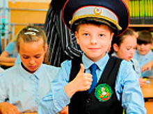 В Белгородской области инспекторы ДПС совместно с представителями Общественного совета организовали для школьников мастер-класс по изготовлению светоотражающих аксессуаров