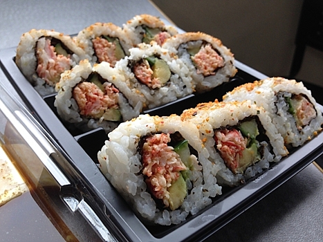 Жители Челябинской области массово отравились суши под Новый год: «Вся семья с температурой»