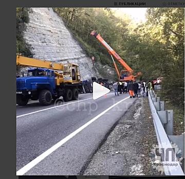 Грузовик с 22 тоннами битума перевернулся на черноморской трассе в Краснодарском крае, произошел розлив