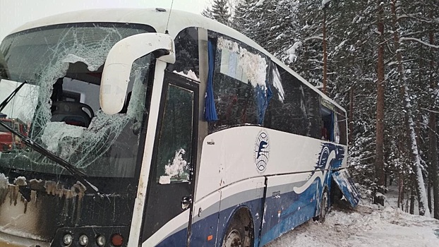 Автобус с 30 пассажирами перевернулся на вологодской трассе