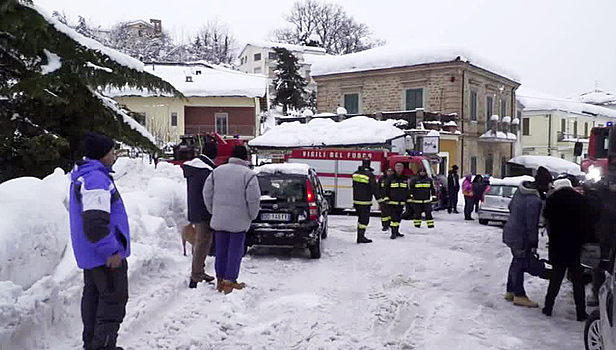 Итальянские спасатели продолжают поиски выживших в горном отеле