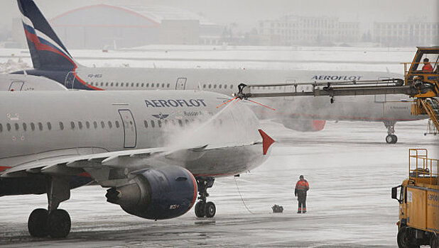 Пассажиров рейса "Аэрофлота" почти 1,5 часа не выпускали из самолета из-за непогоды