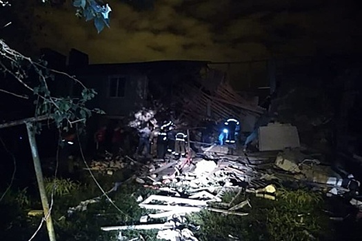 Взрыв газа обрушил стену двухэтажного дома в российском городе