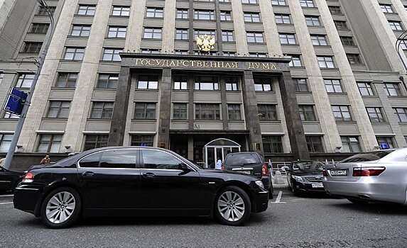 В Госдуме предложили отменить платную парковку для машин депутатов
