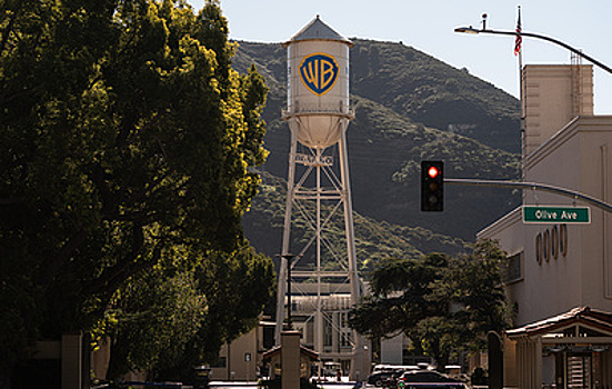 Сделка "по-братски". Как Netflix, Paramount и Трамп сражаются за Warner Bros.