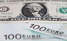Рубль незначительно меняется к доллару и евро