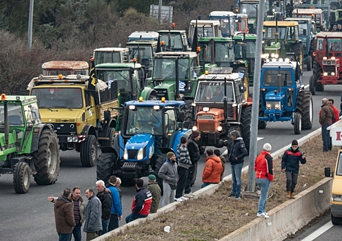 Греческие фермеры перекрыли шоссе в знак протеста