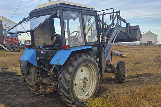 Девочка выпала из окна трактора в Якутии и попала под колеса