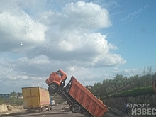В Курске на Объездной «КАМАЗ» дорожников встал на торец