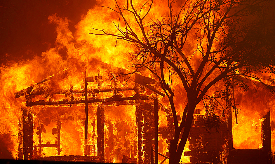 Бригады местных пожарных пытаются потушить очаги возгорания в течение недели, однако им не хватает ресурсов. В результате рекордных по масштабам пожаров погибло уже шесть человек, пострадали 43 жителя и было разрушено около 500 домов.