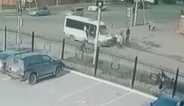 Водитель маршрутки сбил пешеходов и скрылся