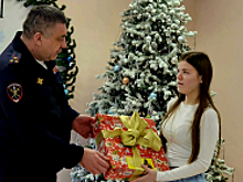 В рамках Всероссийской акции «Ёлка желаний» самарские полицейские исполнили мечты ребят из социального учреждения