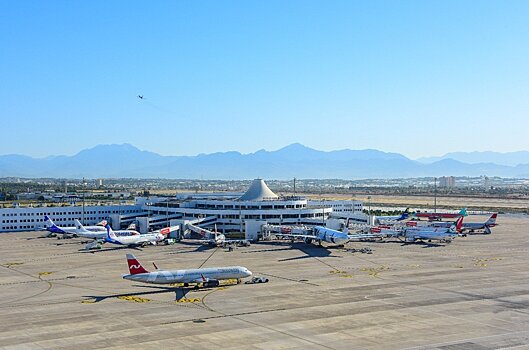 Turkish Airlines отвезла туристов в Анталью с опозданием на 13 часов