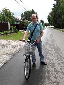 Подмосковный Печкин: жители коломенского поселка подарили почтальону велосипед