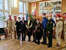 Волгоградцам передали удостоверения к госорденам их героических предков