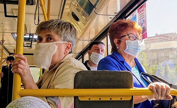 Четыре маски на 28 человек в троллейбусе: беспечность может привести в Татарстан вторую волну COVID-19