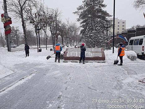 В Оренбурге с метелью и ее последствиями борются порядка 80 коммунальщиков и 30 машин