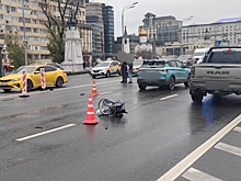 В Москве Peugeot и Toyota врезались по очереди в инвалида на коляске