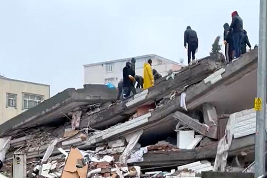 МЧС: Более 100 российских спасателей прибыли в пострадавшую от землетрясения Турцию