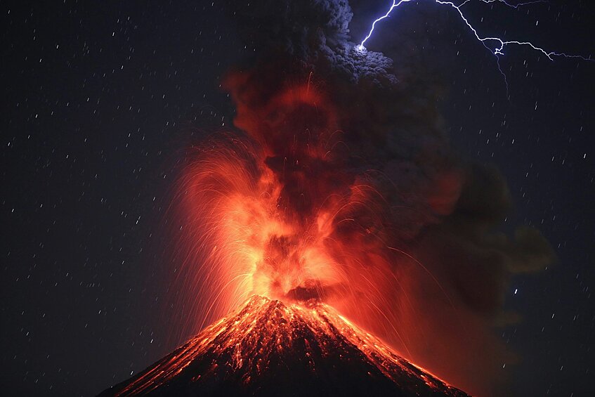 Действующий вулкан Колима в Мексике во время извержения