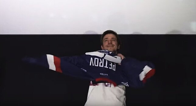 Гендиректор «Торпедо» подарил актеру Петрову именной свитер с автографами хоккеистов
