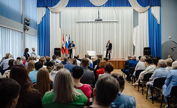 Жители ж/д округа попросили у Александра Хинштейна новые остановки и ремонт дорог