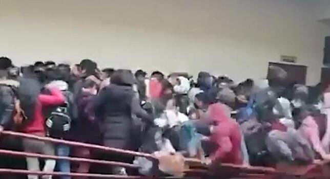 В университете на западе Боливии лопнули перила на этаже, полном студентов