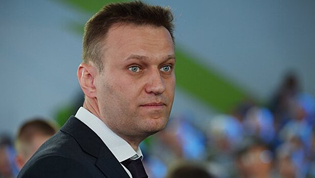 Навальный отказался "резать" фильм о Медведеве