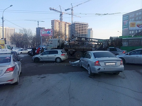 Две аварии перекрыли съезд с Октябрьского моста