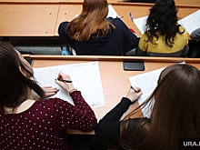 Челябинские студенты обклеили вуз плакатами в поддержку уволенного декана