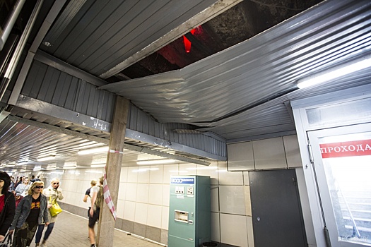 В подземном переходе на Речном вокзале обвалился потолок. Его подпёрли палкой