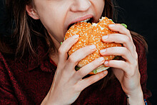 Диетолог объяснила, почему фастфуд усиливает чувство голода