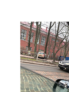 В Калининграде на Фрунзе легковушка снесла дорожный забор и врезалась в школьный