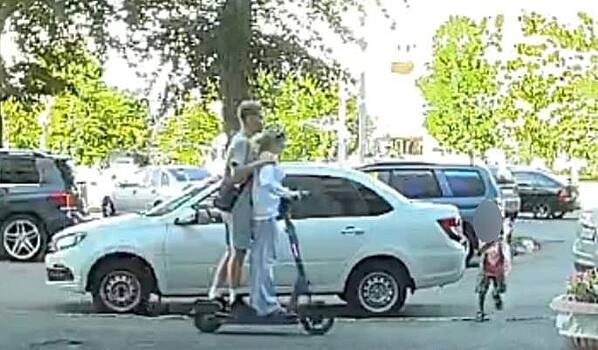 В Оренбурге пара подростков на электросамокате сбила 8-летнего мальчика