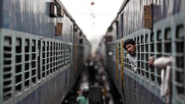 Индийский фермер получил пассажирский поезд за долги железной дороги