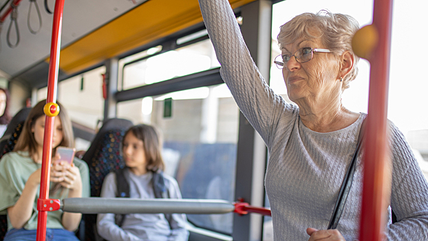 Обязаны ли пассажиры уступать места инвалидам и пенсионерам