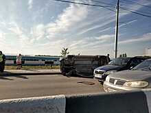Фото: на Октябрьском мосту лёг на бок автомобиль