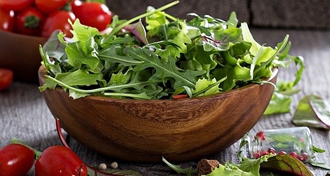 Сочные салаты со свежей зеленью: 5 рецептов