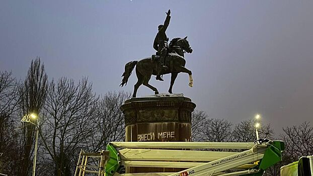 При демонтаже памятника Щорсу в Киеве работники отпилили копыта