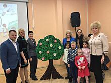 Координатор партпроекта «Экология Москвы» смастерила декорации для школьной постановки из 1000 собранных крышечек