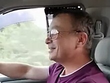 На Сахалине депутат спел матерную песню перед детьми и исчез