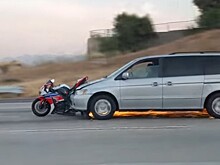 Водитель попытался скрыться с места ДТП с мотоциклом на капоте